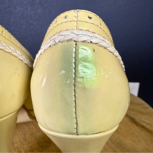 Carlo Rossetti Pastel Yellow Iridescent Peep Toe Pumps, Size 9 - Picture 6 of 11